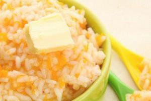 اليقطين والأرز عصيدة في وعاء أخضر
