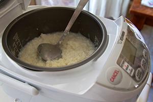 Млечната каша в бавна готварска печка се вари бързо и лесно.