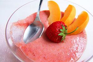 Porridge rosa con frutti in una ciotola di vetro