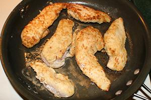 Rosolare il pollo in una padella con un odore mozzafiato