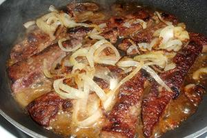 Το συκώτι του βοείου κρέατος τηγανίζεται σε ένα τηγάνι με κρεμμύδι