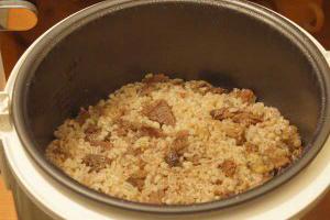 Il porridge pronto con carne emana un odore delizioso