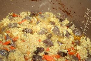 Ετοιμάστε χυλό με κρέας και λαχανικά σε ένα μπολ πολλαπλών αγκυλών