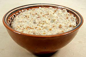 Klasická pšeničná kaše v hliněné misce