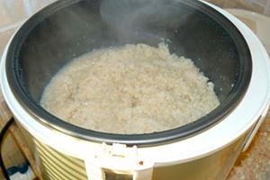 Il delicato porridge da una scatola con latte è pronto