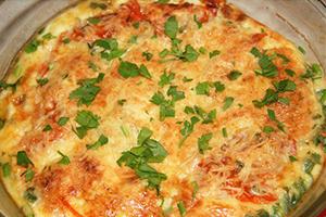 Minkštą omletą apibarstykite žaliais svogūnais