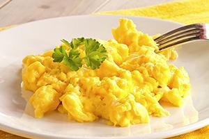 Chutný jasně žlutá vejce s petrželkou