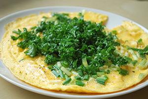 Omeleta posypaná bylinkami