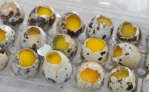 Uova di quaglia rotte in un vassoio