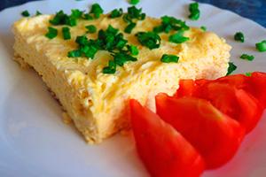 Omelet na may mga sibuyas at hiwa ng kamatis