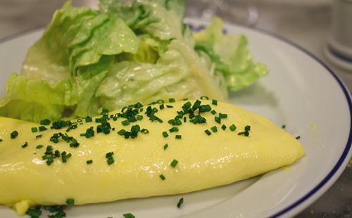 Omeleta s cibulkou a salátem