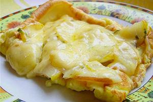Matamis na omelet na may peras at pinya