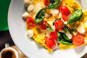 Omeleta se sýrem, rajčaty a bylinkami