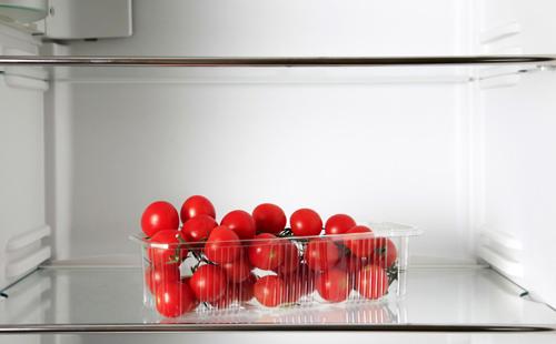 Pomodorini in un frigorifero vuoto