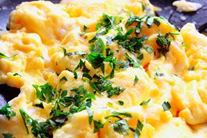 Omeleta s tvarohem a bylinkami v pomalém sporáku