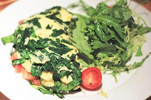 Baby omelet na may spinach at kamatis