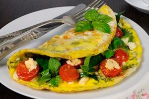 Omelet na may mga kamatis at spinach