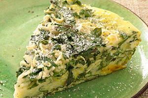 Omelet na may spinach, sibuyas at keso