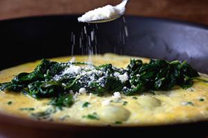 Omelet na may spinach at keso
