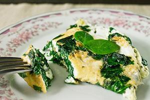 Omelet na may berdeng spinach dahon