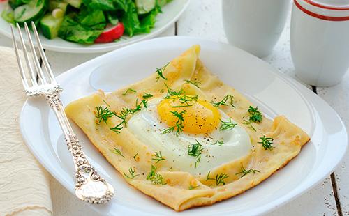 Ricette di uova fritte con formaggio: uova fritte e chiacchieroni con vari additivi