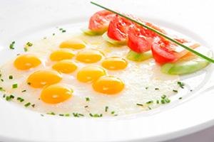 Viiriäisen munat ja tomaatit