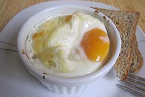 Sült tojás Adyghe sajttal