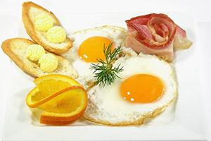 Uova strapazzate con pancetta e toast