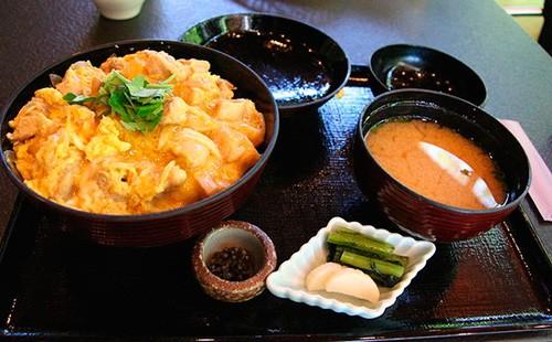 Japanischer Omelettoyacodon mit Reis und Huhn