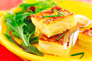 Spanish classic omelet na may mga halamang gamot