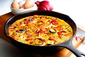 Mga omelet ng Espanyol na may pulang sibuyas