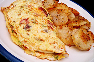 Mga omelet ng Espanya na may mga sausage