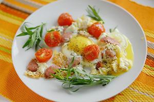 Яйца с наденица и чери домати