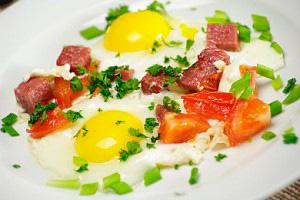 Τηγανητά αυγά με λουκάνικο, ντομάτα και τυρί