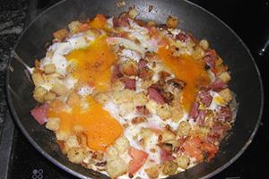Míchaná vejce s klobásou a sušenky