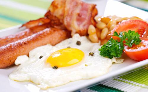 Πλούσιο πρωινό για όλη την οικογένεια: τηγανητά τηγανητά αυγά με λουκάνικο