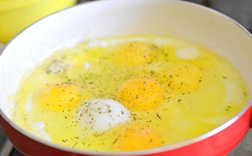Τηγανητά αυγά σε μια κατσαρόλα