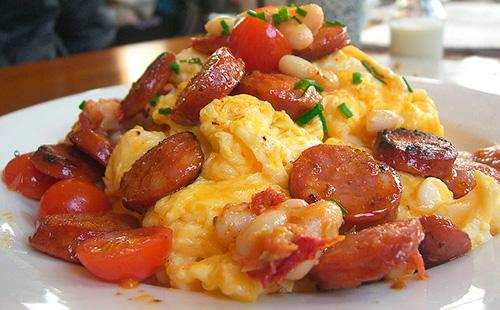 Vydatná a rychlá snídaně: připravte omeletu s rajčaty a klobásou