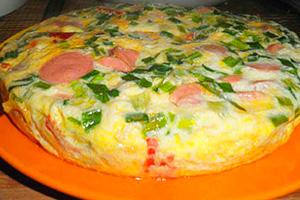 Omeleta s klobásou a bylinkami vařená v pomalém sporáku