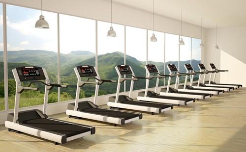 Walang laman ang mga treadmills sa fitness center
