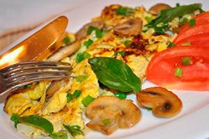Omeleta s houbami a zelenou cibulkou