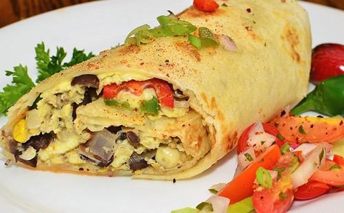 Roll omelet na may mga kabute at kamatis