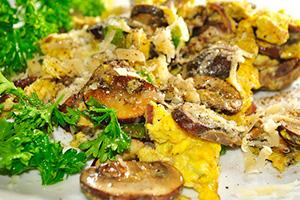 Omeleta s houbami, sýrem a bylinkami