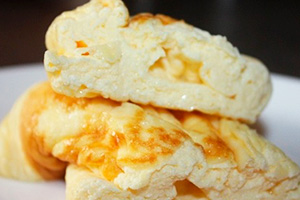 Omlettia juustoa ja smetanaa