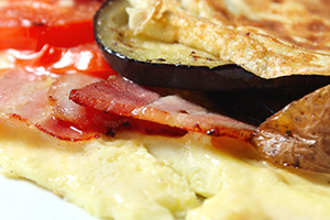 Omelet na may bacon at gulay