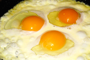 Kepti kiaušiniai su grietine
