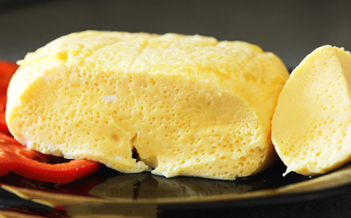 Ang pinakuluang omelet sa isang plato