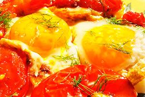 Paistetut munat tomaattien ja yrttien kanssa