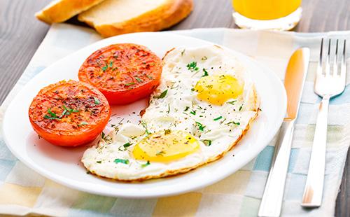 Smažená vejce s rajčaty: chutné, krásné a originální