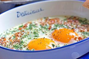 Ofen gebackene durcheinandergemischte Eier mit Wurst und Tomate